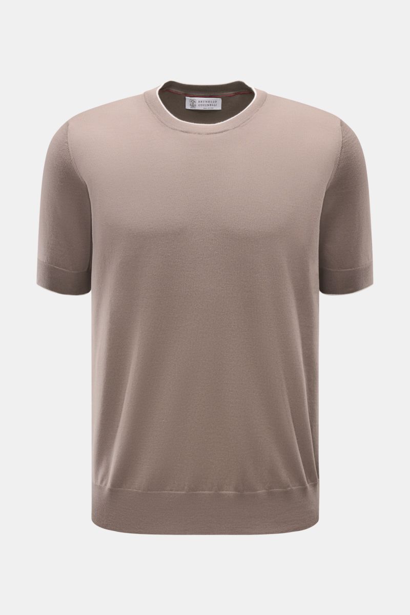 Brunello Cucinelli Kurzarmpullover graubraun, Slim Fit, feiner Baumwollstrick, schmale Kontrastkanten an Ärmeln und Kragen, frontale Sicht.