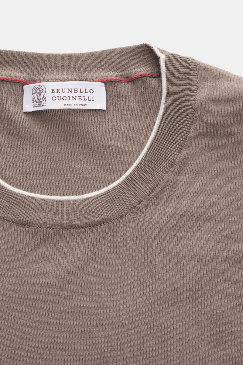 Nahaufnahme des Brunello Cucinelli Kurzarmpullovers graubraun von oben, reine Baumwolle, feines Strickbild, schmale Kontrastkanten am Kragen.