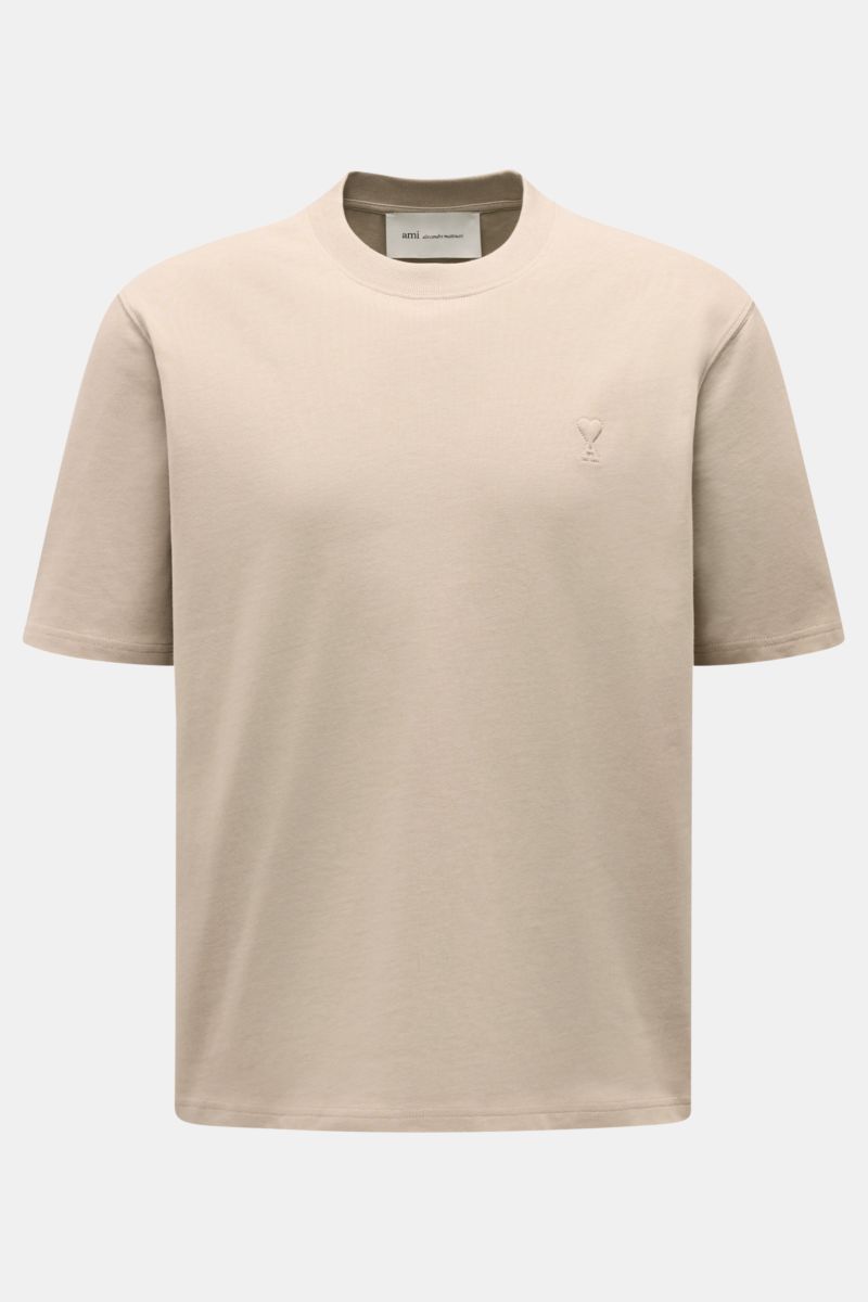 Ami Paris Rundhals-T-Shirt taupe, Frontansicht, Oversized Fit, Jersey aus Baumwolle, Rundhalsausschnitt, abgesteppte Herz-Logo, weicher Griff, schwere Qualität.