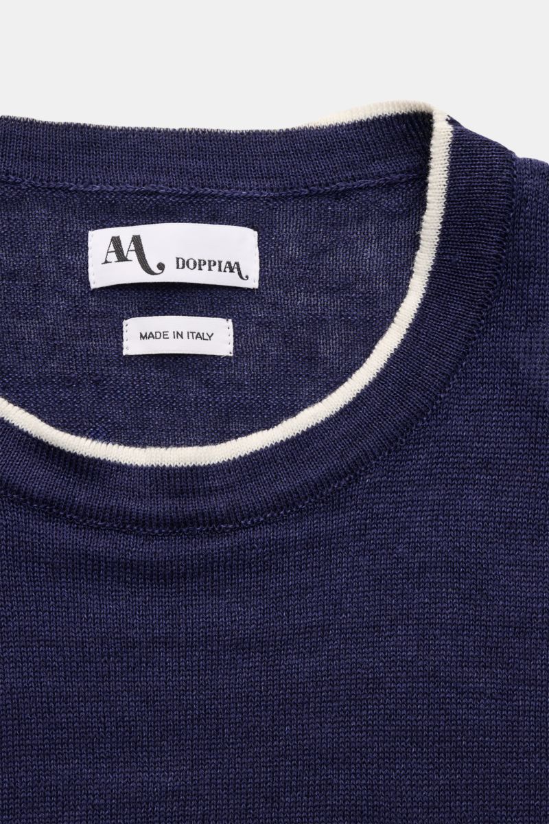 Doppiaa Rundhals-T-Shirt 'Aalfeo' dunkelblau, Nahaufnahme von Kragen mit weißem Kontrastrand, reines Leinen, weicher Griff, feines Strickbild.