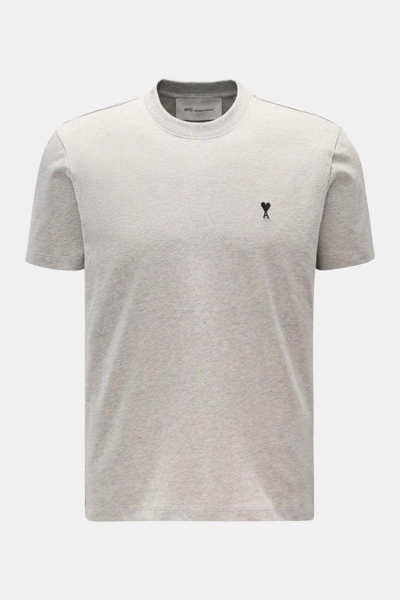 A front view of the Ami Paris Rundhals-T-Shirt grau meliert, a classic grey melange jersey T-shirt with a round neckline and small heart-stitching on the chest. Klassisches Jersey-Basic vom französischen Label AMI PARIS: Dieses T-Shirt mit Rundhalsauss