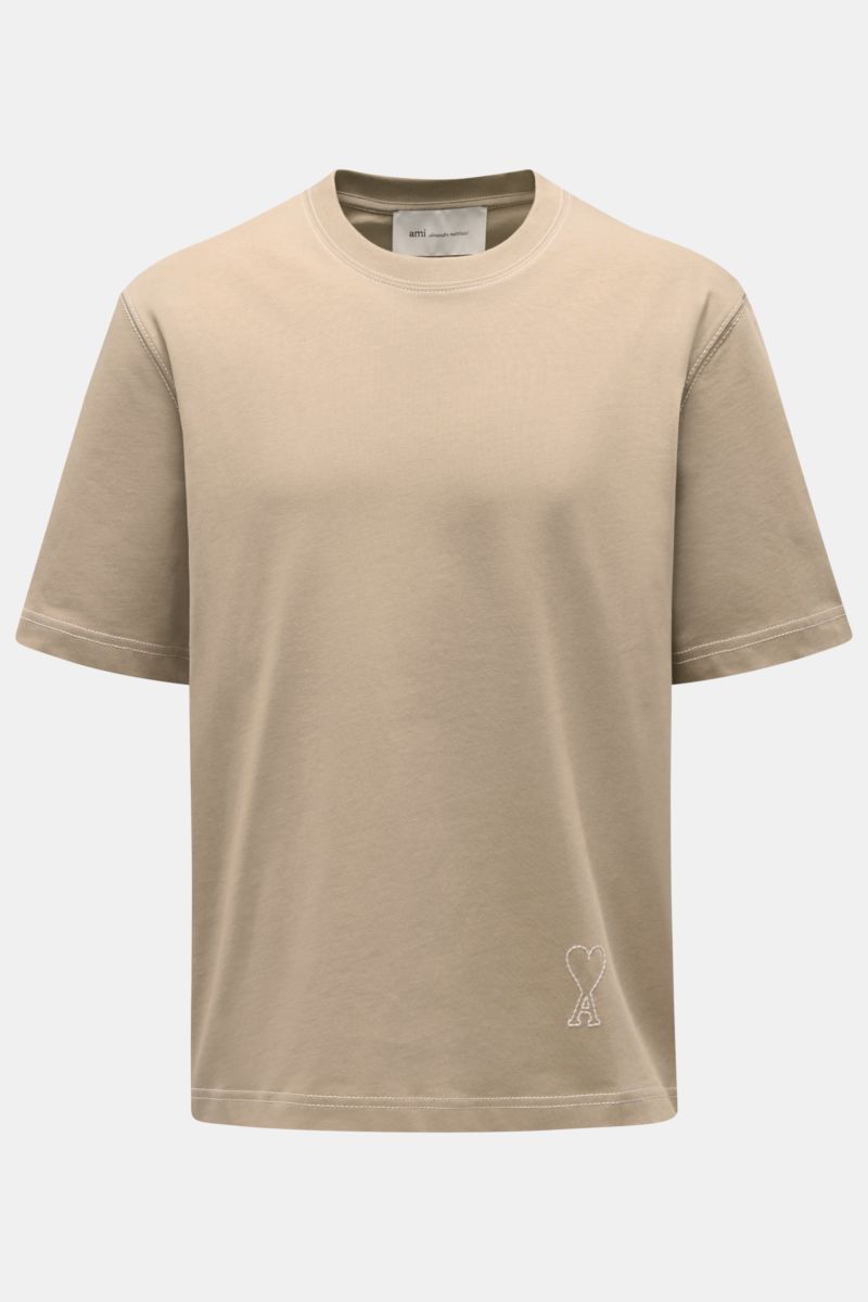 Front view of Ami Paris Rundhals-T-Shirt taupe in regular fit, made of pure cotton jersey with stitched heart logo at hem.

Mit diesem T-Shirt von AMI PARIS können Sie coole Streetstyles kombinieren - die abgesteppten Nähte und das typische Herz-Logo a