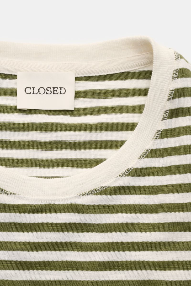 Close-up front view of the Closed Rundhals-T-Shirt oliv/offwhite gestreift showing the olive and off-white knitted stripe pattern, round neckline with soft ribbed trim, and the white label with 'CLOSED' text, made of pure organic cotton with a slim fit an