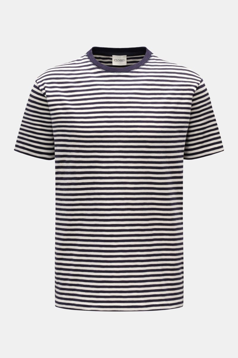Closed Rundhals-T-Shirt dark navy/offwhite gestreift shown from the front, slim fit with knitted stripe pattern, round neckline, short hem slits, made of pure organic cotton with a soft touch.