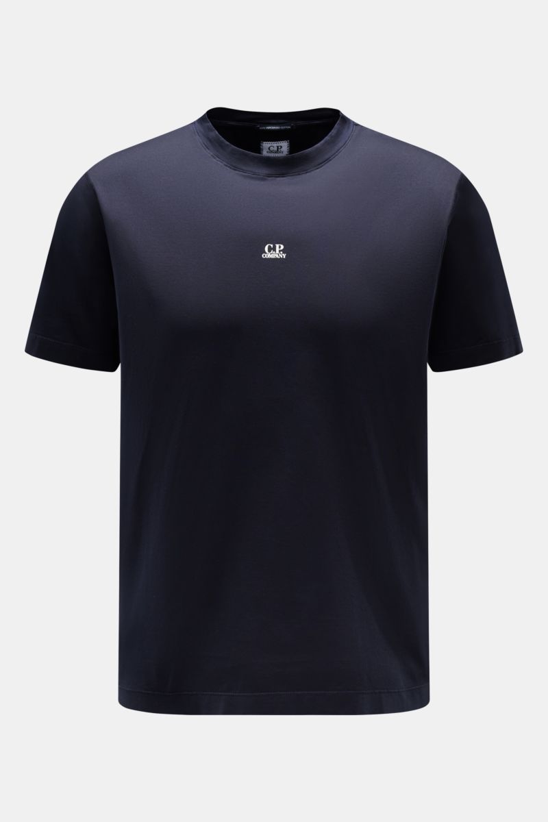 C.P. Company Rundhals-T-Shirt navy, frontale Nahaufnahme, Slim Fit, mercerisierte Baumwolle, weicher Griff, Rundhalsausschnitt, kleines Logo-Print auf der Brust.