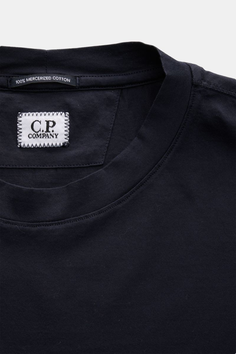C.P. Company Rundhals-T-Shirt navy aus mercerisierter Baumwolle, Slim Fit, weicher Griff, Rundhalsausschnitt, Logo-Print, Nahaufnahme von oben.