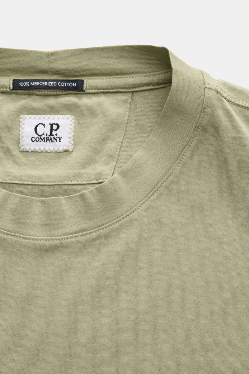 Nahaufnahme des C.P. Company Rundhals-T-Shirt oliv aus mercerisierter Baumwolle, Slim Fit mit weichem Griff und dezentem Logo-Print auf der Brust.