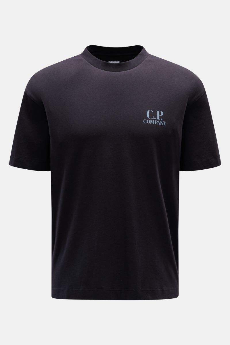 Front view of C.P. Company T-shirt dark navy in pure cotton, slim fit with crew neck, chest logo print, soft feel.

Description: With a distinctive logo print on the back and one on the chest, this T-shirt in pure cotton by C.P. COMPANY is a sporty mus