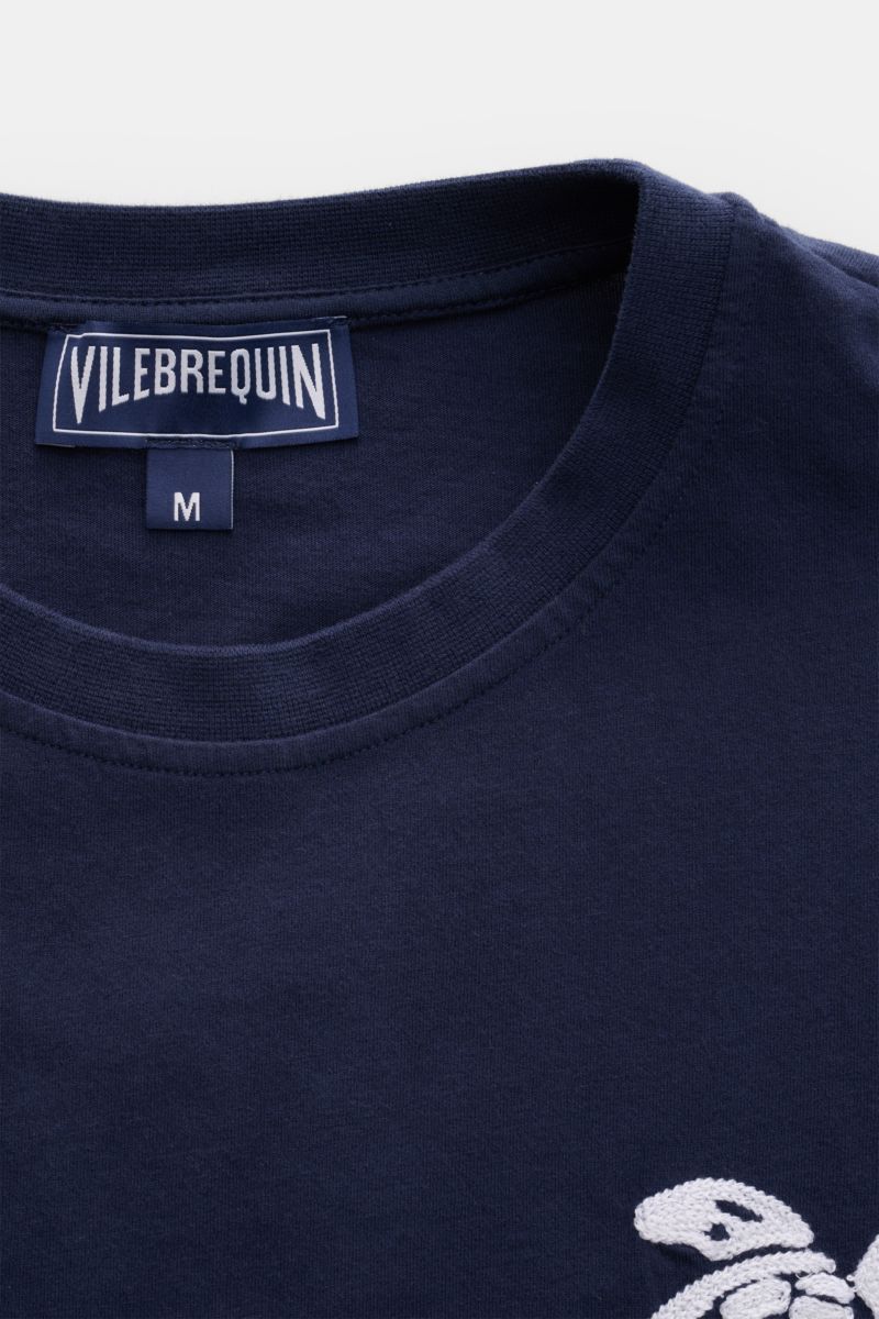 Vilebrequin Rundhals-T-Shirt 'Partisol' navy aus weichem Baumwolljersey, Slim Fit, Rundhalsausschnitt, Detailansicht von oben mit Schildkröten-Stitching.
