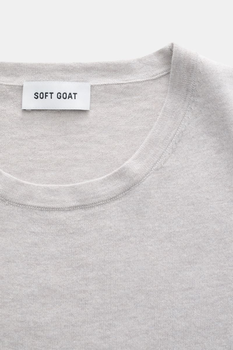 Close-up front view of Soft Goat Kurzarmpullover hellgrau, a light gray short-sleeve sweater with round neckline, fine knit, soft cotton-cashmere mix, oversized fit.

Description: Modernes Essential: Gefertigt aus einem edlen Baumwoll-Cashmere-Mix, wir