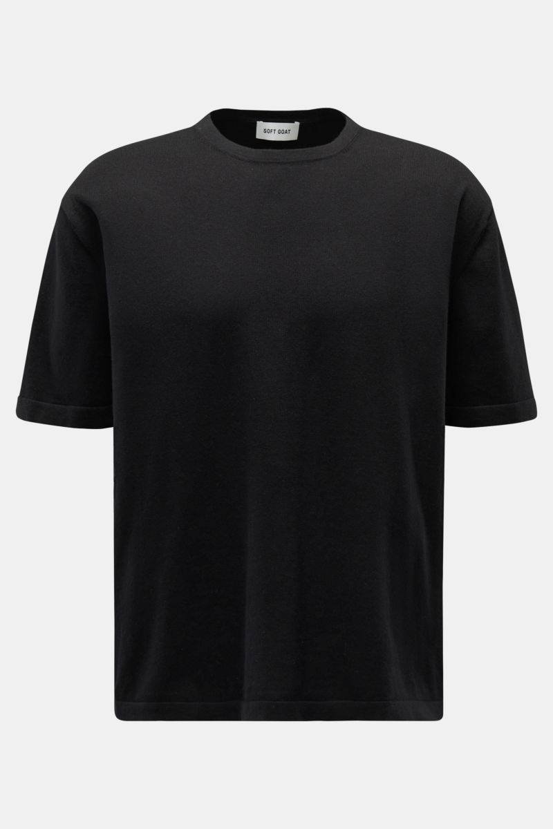 Soft Goat Short sleeve jumper black shown from the front, a modern essential made from a luxurious cotton and cashmere blend with a very soft feel, fine knit, oversized fit, and crew neck. 

A modern essential: Made from a luxurious blend of cashmere a