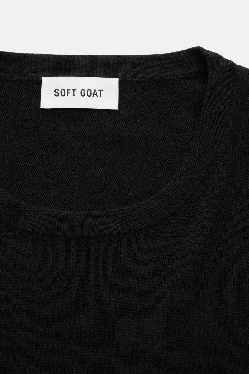 Close-up front view of Soft Goat Short sleeve jumper black showing crew neck and fine knit texture with label.

Description:  
A modern essential: Made from a luxurious blend of cashmere and cotton, this short sleeve jumper by SOFT GOAT is the perfect 