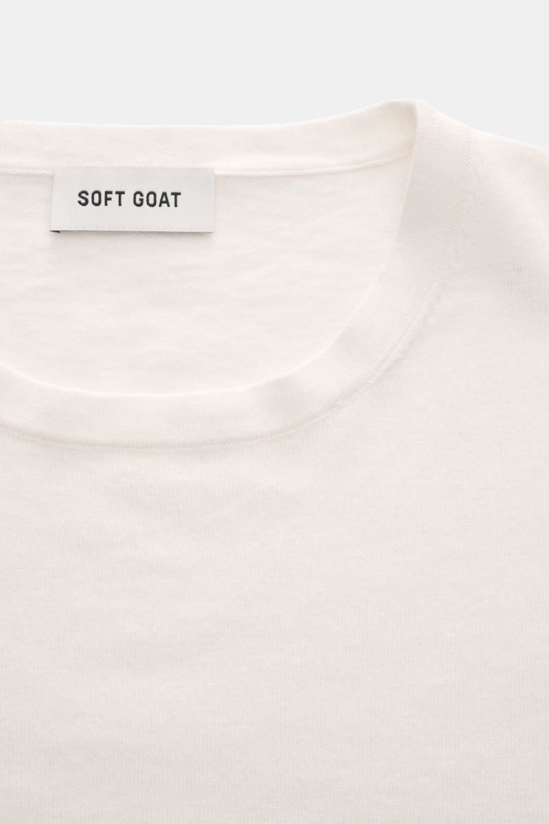 Soft Goat Kurzarmpullover creme aus Baumwoll-Cashmere-Mix, feines Strickbild, Oversized Fit, Rundhalsausschnitt, Nahaufnahme von oben.