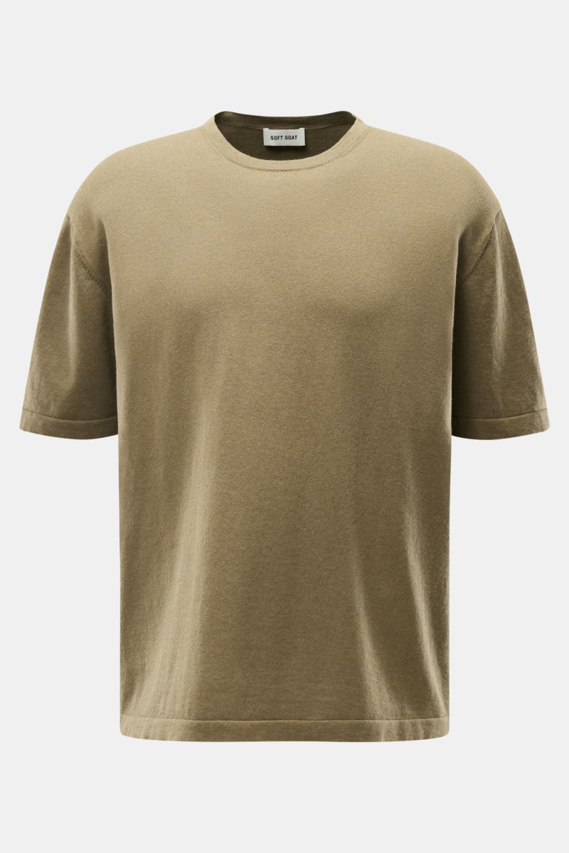 Soft Goat Kurzarmpullover khaki im Oversized Fit, aus Baumwoll-Cashmere-Mix mit Rundhalsausschnitt, frontal fotografiert, weicher Griff, feines Strickbild.