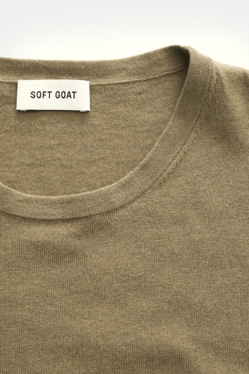 Soft Goat Kurzarmpullover khaki aus Baumwoll-Cashmere-Mix mit Rundhalsausschnitt und feinem Strickbild, Nahaufnahme von oben.