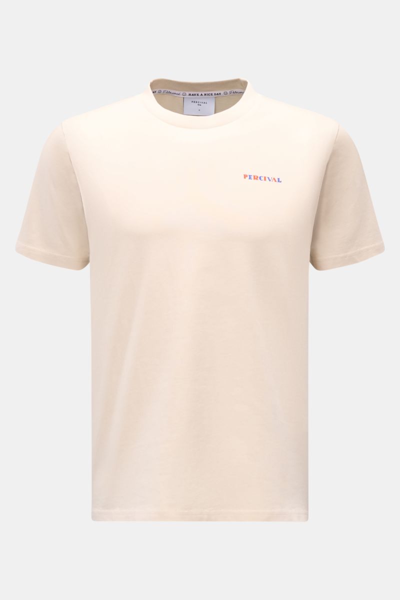 Front view of Percival T-Shirt 'Mixologist Martini' creme in slim fit, pure cotton with soft feel, round neck, small colorful logo print on chest. Leger durch den Sommer: Das T-Shirt von PERCIVAL wird mit seinem 'Martini' Print zum Eyecatcher an warmen Ta