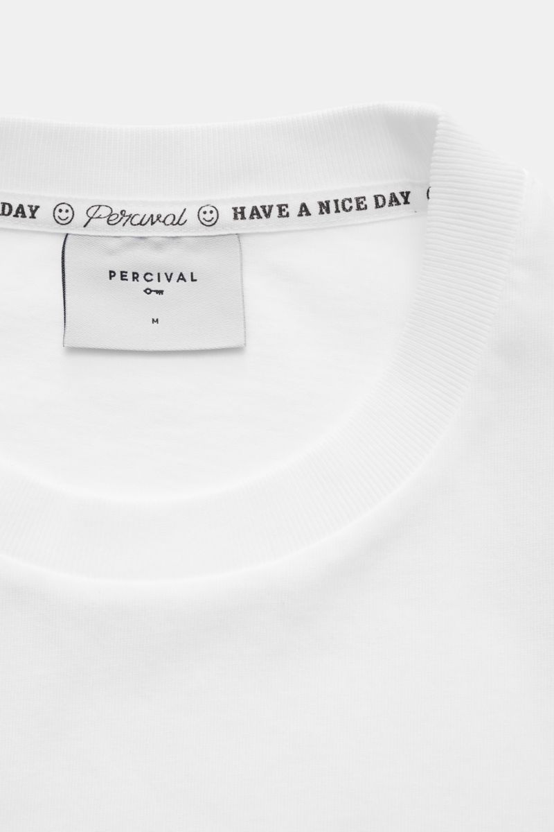Close-up front view of the white Percival T-Shirt 'Fine Wines' weiß showing the ribbed round neckline and inner label.

Lässig durch den Sommer: Das T-Shirt von PERCIVAL setzt mit seinem markanten Backprint einen legeren Streetstyle-Akzent.

