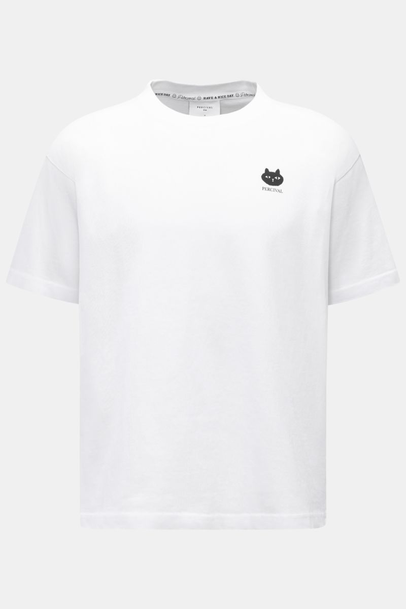 Percival T-Shirt 'Perci Loaf' weiß shown from the front, white oversized cotton tee with round neck, soft feel, small black cat logo print on chest. Cool durch den Sommer: Das T-Shirt von PERCIVAL überzeugt mit relaxed Fit und setzt mit seinem markanten K