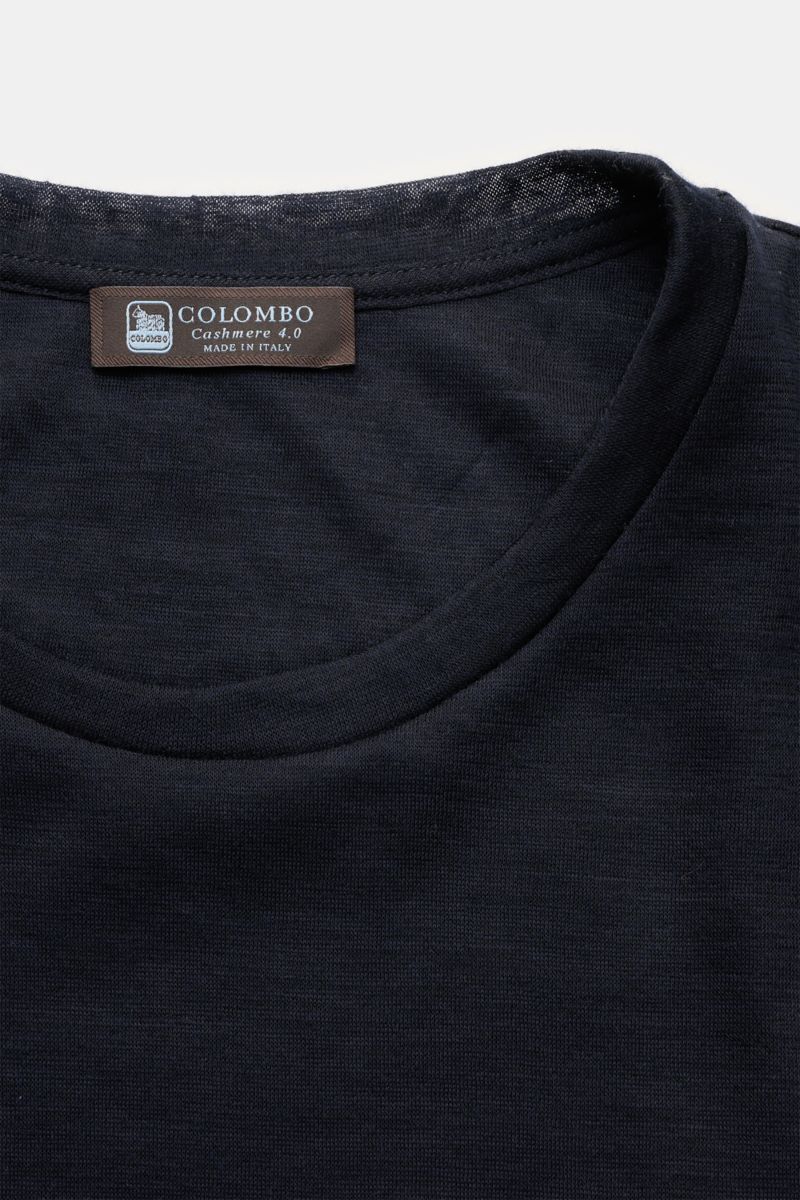 Nahaufnahme des Colombo Cashmere T-shirt navy von oben mit Rundhalsausschnitt aus reinem, weichem Cashmere im Regular Fit.