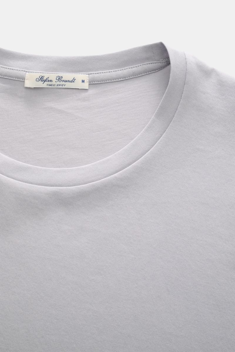 Nahaufnahme des hellgrauen Stefan Brandt Rundhals-T-Shirts 'Enno' aus weichem Urpima Sea Island Baumwoll-Jersey mit Slim Fit und Rundhalsausschnitt.