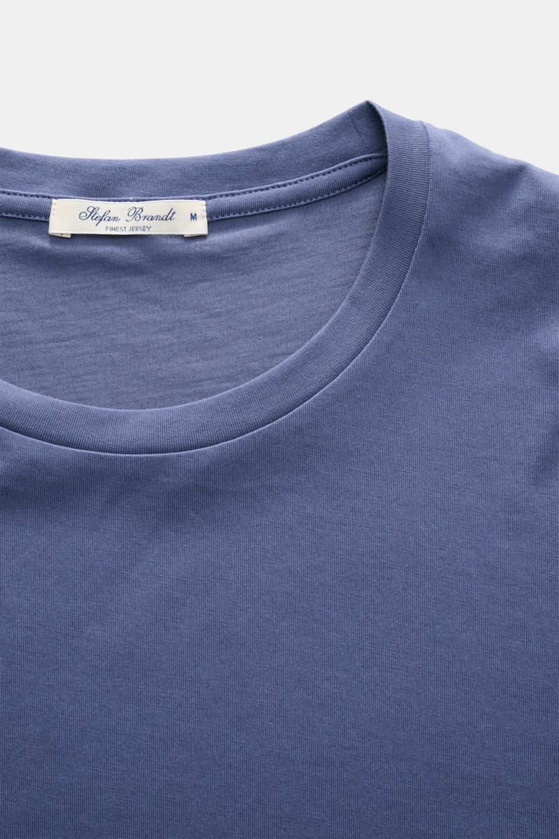 Nahaufnahme des Stefan Brandt Rundhals-T-Shirt 'Enno' graublau, Slim Fit aus weichem Urpima Sea Island Jersey mit Rundhalsausschnitt.