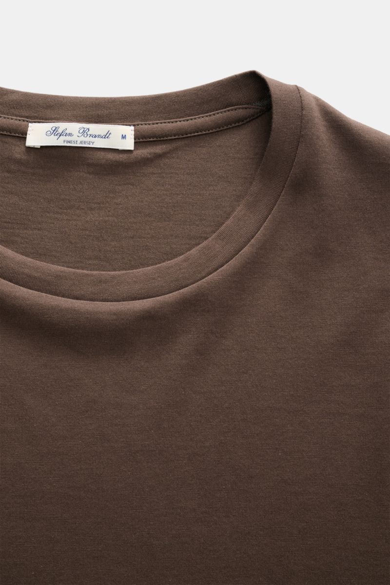 Nahaufnahme des Stefan Brandt Rundhals-T-Shirts 'Enno' graubraun mit Rundhalsausschnitt, Slim Fit und weichem Urpima Sea Island Jersey.
