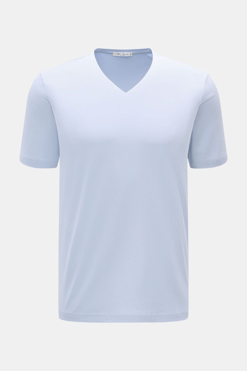 Front view of Stefan Brandt V-Neck T-Shirt 'Artur' hellblau in light blue, showcasing its slim fit, V-neck, and very soft jersey made from pure 'Urpima Sea Island' cotton for timeless versatility. Luxuriöses Essential: Das V-Neck T-Shirt 'Artur' von STEFA