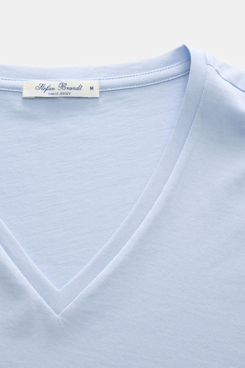 Close-up, top-down view of the Stefan Brandt V-Neck T-Shirt 'Artur' hellblau in light blue, showcasing the V-neck and label. Luxuriöses Essential: Das V-Neck T-Shirt 'Artur' von STEFAN BRANDT aus edler 'Urpima Sea Island' Baumwolle besticht durch außer