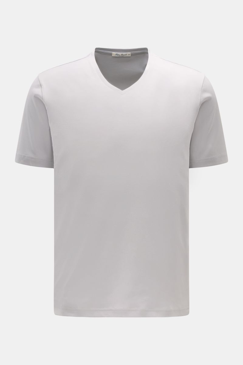 Front view of Stefan Brandt V-Neck T-Shirt 'Artur' hellgrau, made from soft organic Pima cotton with slim fit and fine jersey quality.

Description: Das T-Shirt 'Artur' von STEFAN BRANDT wird aus softer Pima-Baumwolle mit höchstem handwerklichen Anspru