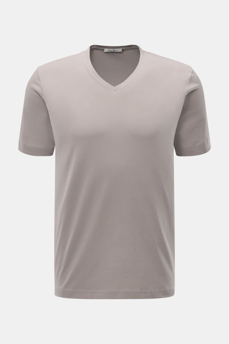 Front view of Stefan Brandt V-Neck T-Shirt 'Artur' taupe, made of soft organic Pima cotton with slim fit and silky smooth jersey fabric.

Description:
Das T-Shirt 'Artur' von STEFAN BRANDT wird aus softer Pima-Baumwolle mit höchstem handwerklichen Ansp