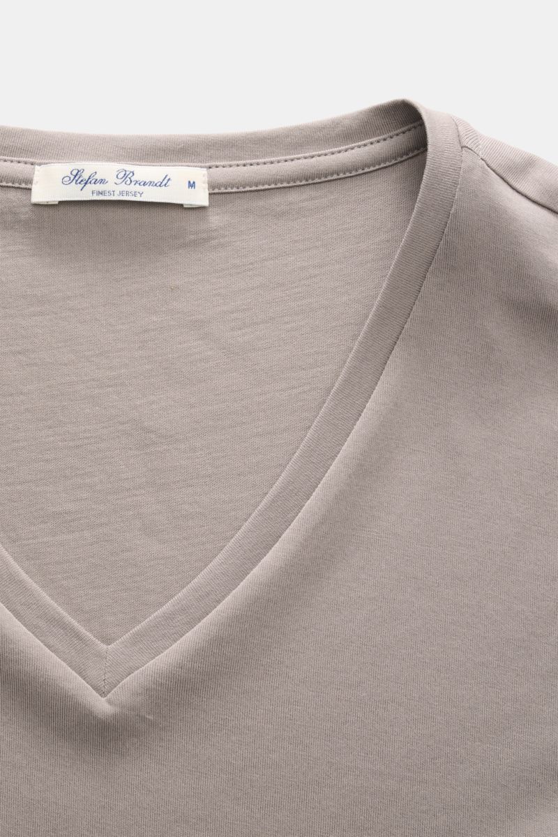 Close-up front top view of Stefan Brandt V-Neck T-Shirt 'Artur' taupe in soft Pima cotton with slim fit and silky jersey texture.

Description: Das T-Shirt 'Artur' von STEFAN BRANDT wird aus softer Pima-Baumwolle mit höchstem handwerklichen Anspruch in