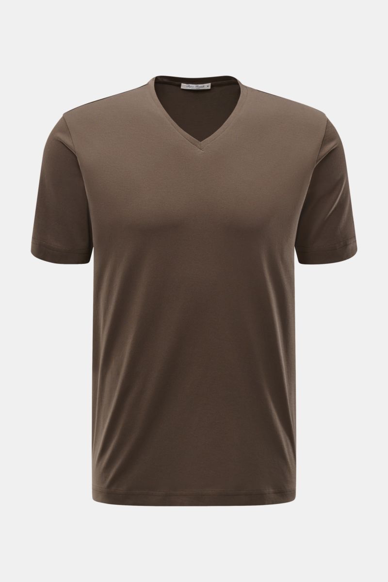 Stefan Brandt V-Neck T-Shirt 'Artur' graubraun shown from front, made of soft organic Pima cotton, fine jersey, slim fit, V-neck. Das T-Shirt 'Artur' von STEFAN BRANDT wird aus softer Pima-Baumwolle mit höchstem handwerklichen Anspruch in optimaler Pas