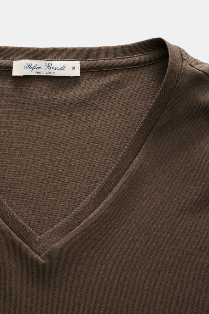 Close-up front view of Stefan Brandt V-Neck T-Shirt 'Artur' graubraun in soft, fine jersey Pima cotton, showing V-neck and label.

Das T-Shirt 'Artur' von STEFAN BRANDT wird aus softer Pima-Baumwolle mit höchstem handwerklichen Anspruch in optimaler Pa