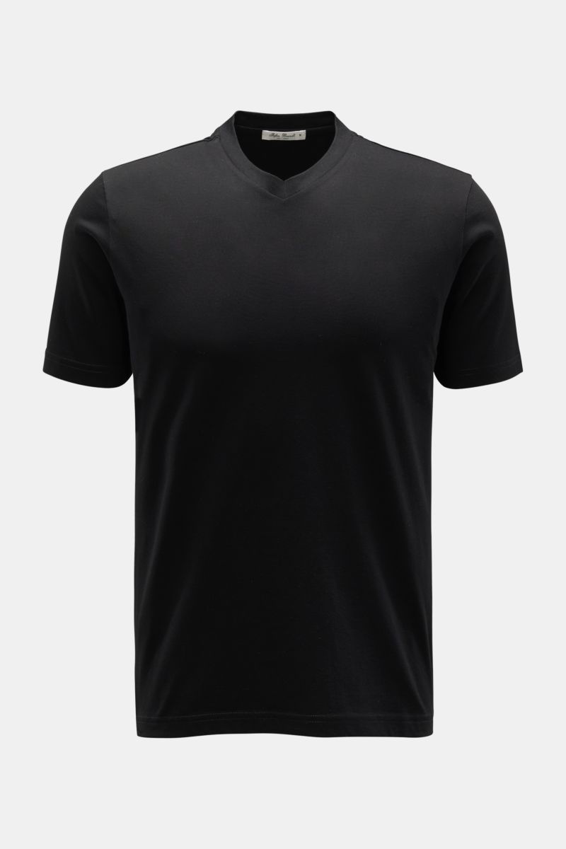 Stefan Brandt V-Neck T-Shirt 'Adam' schwarz, front view of slim fit black jersey with V-neck in soft Urpima Sea Island cotton.  
Luxuriöses Essential: Das V-Neck T-Shirt von STEFAN BRANDT aus edler 'Urpima Sea Island' Baumwolle besticht durch außergewö