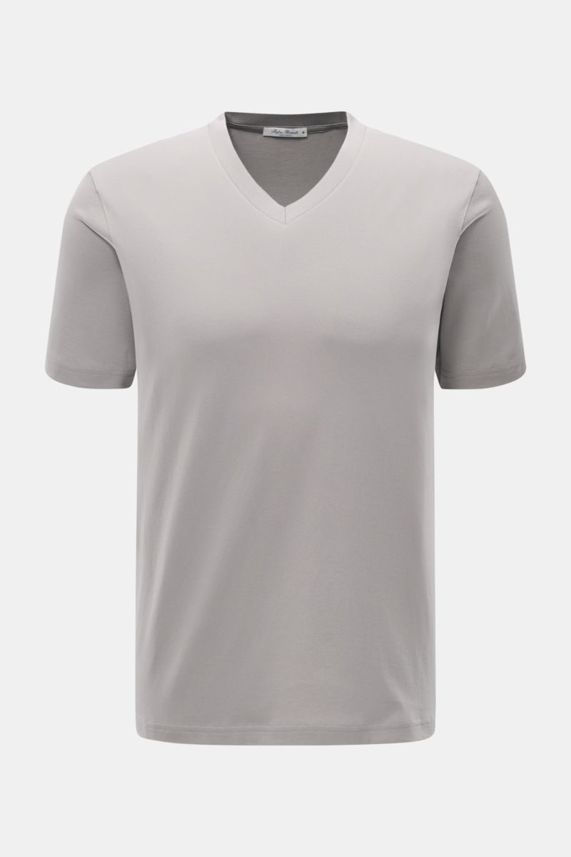 Front view of the Stefan Brandt V-Neck T-Shirt 'Adam' taupe, made of soft Urpima Sea Island cotton, slim fit with V-neck.

Description: Luxuriöses Essential: Das V-Neck T-Shirt von STEFAN BRANDT aus edler 'Urpima Sea Island' Baumwolle besticht durch au