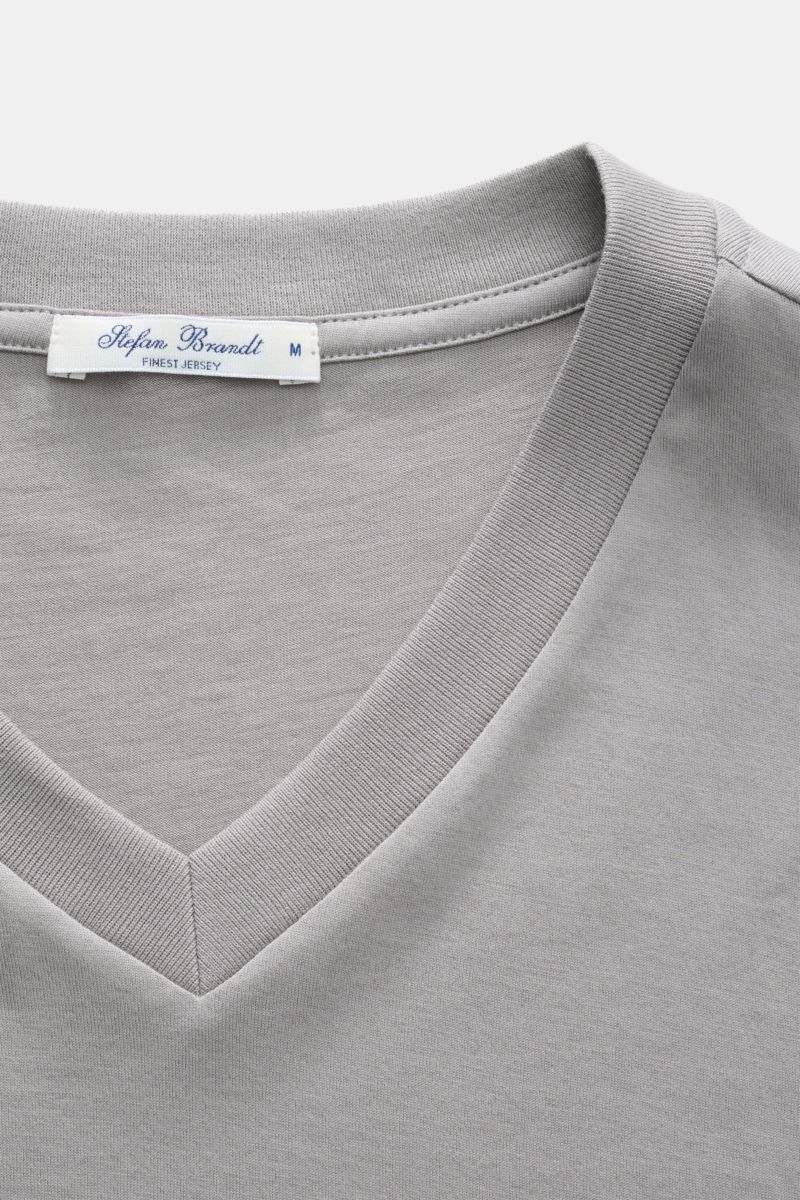 Close-up front view of the Stefan Brandt V-Neck T-Shirt 'Adam' taupe, showcasing the V-neckline and label. Luxuriöses Essential: Das V-Neck T-Shirt von STEFAN BRANDT aus edler 'Urpima Sea Island' Baumwolle besticht durch außergewöhnliche Weichheit und zei