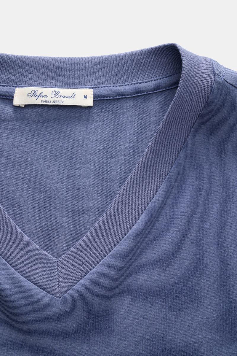 Close-up front top view of the Stefan Brandt V-neck T-shirt 'Adam' black, made from luxurious Urpima Sea Island cotton, slim fit with very soft feel.
