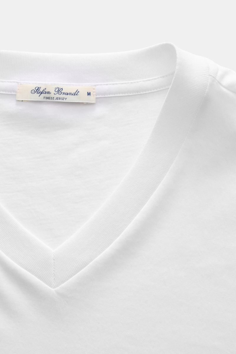 Close-up front view of Stefan Brandt V-Neck T-Shirt 'Adam' weiß showing the V-neck and label, made of soft Urpima Sea Island cotton.

Luxuriöses Essential: Das V-Neck T-Shirt von STEFAN BRANDT aus edler 'Urpima Sea Island' Baumwolle besticht durch auße