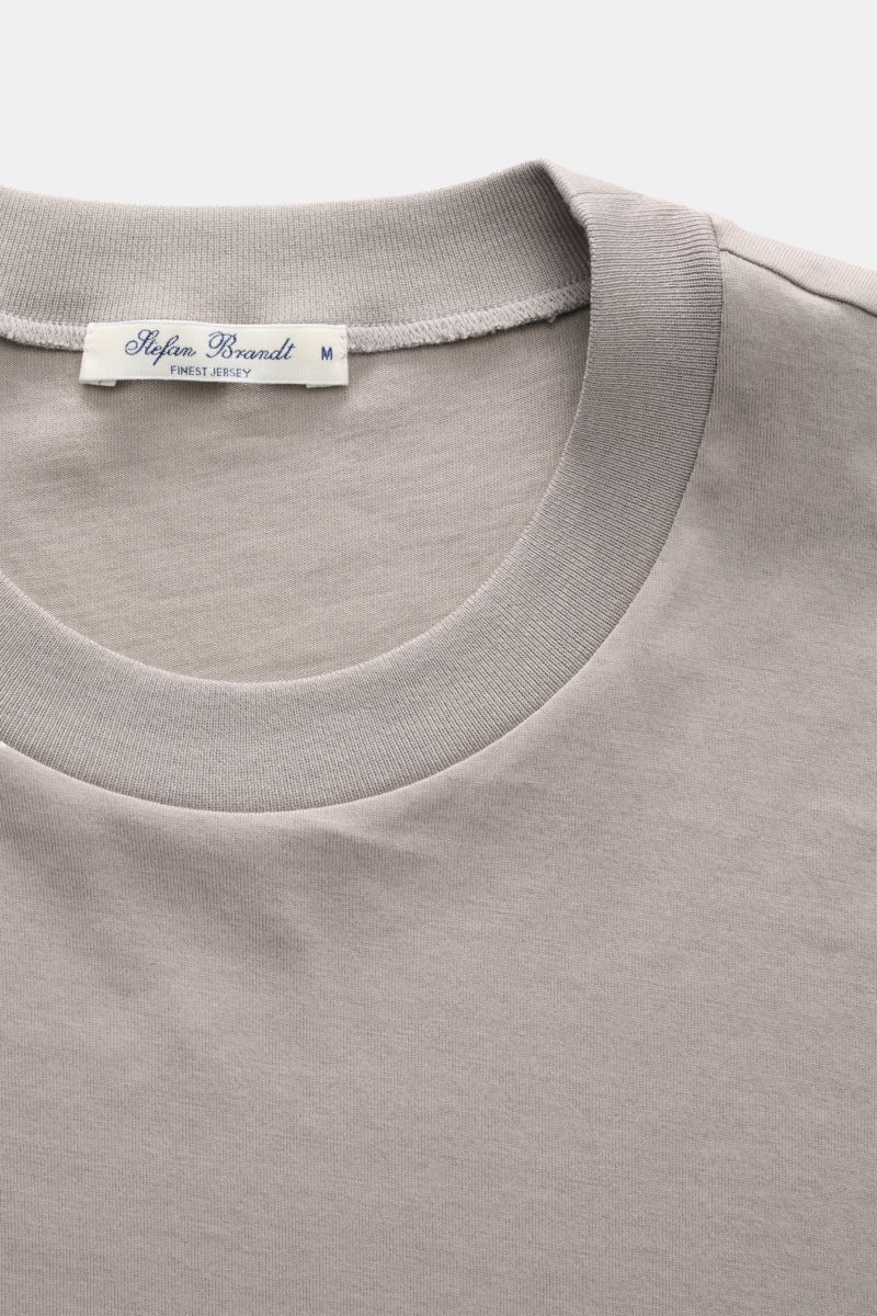 Nahaufnahme des Stefan Brandt Rundhals-T-Shirts 'Eli' taupe von oben, Jersey aus reiner Pima-Baumwolle, sehr weicher Griff, Slim Fit, Rundhalsausschnitt.