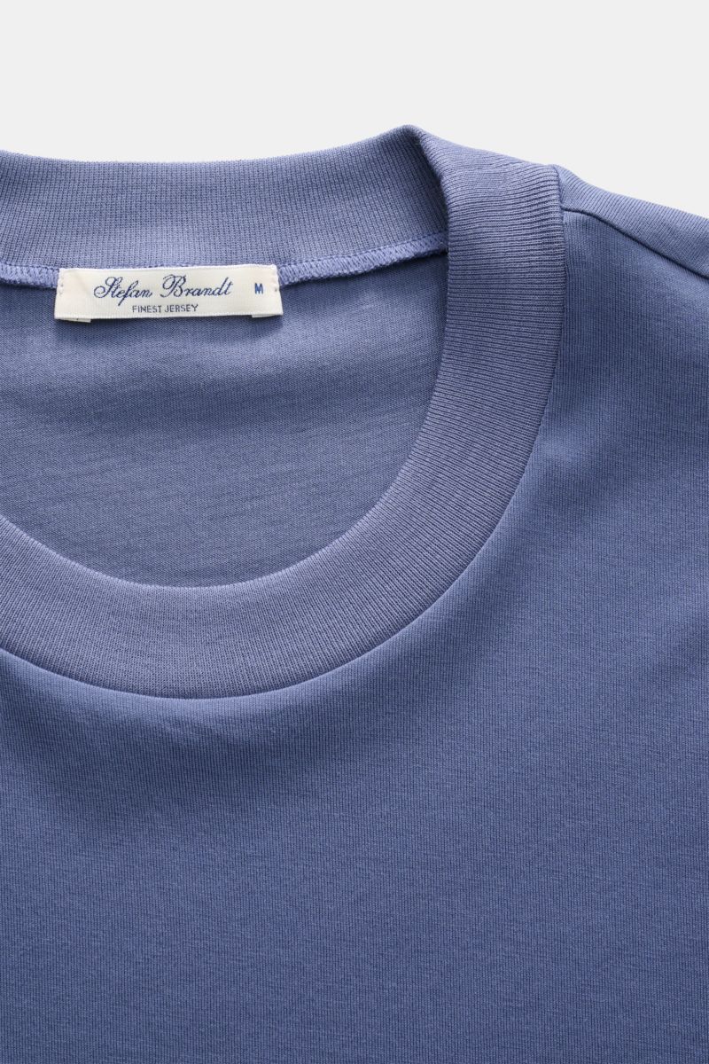 Nahaufnahme von Stefan Brandt Rundhals-T-Shirt 'Eli' graublau aus weichem Pima-Baumwoll-Jersey mit Rundhalsausschnitt, Slim Fit.