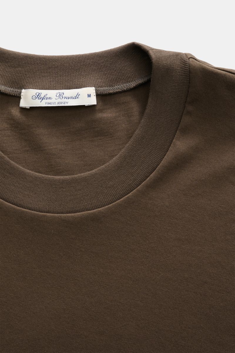 Stefan Brandt Rundhals-T-Shirt 'Eli' graubraun aus weichem Pima-Baumwolle-Jersey, Slim Fit, Rundhalsausschnitt, Nahaufnahme von oben.