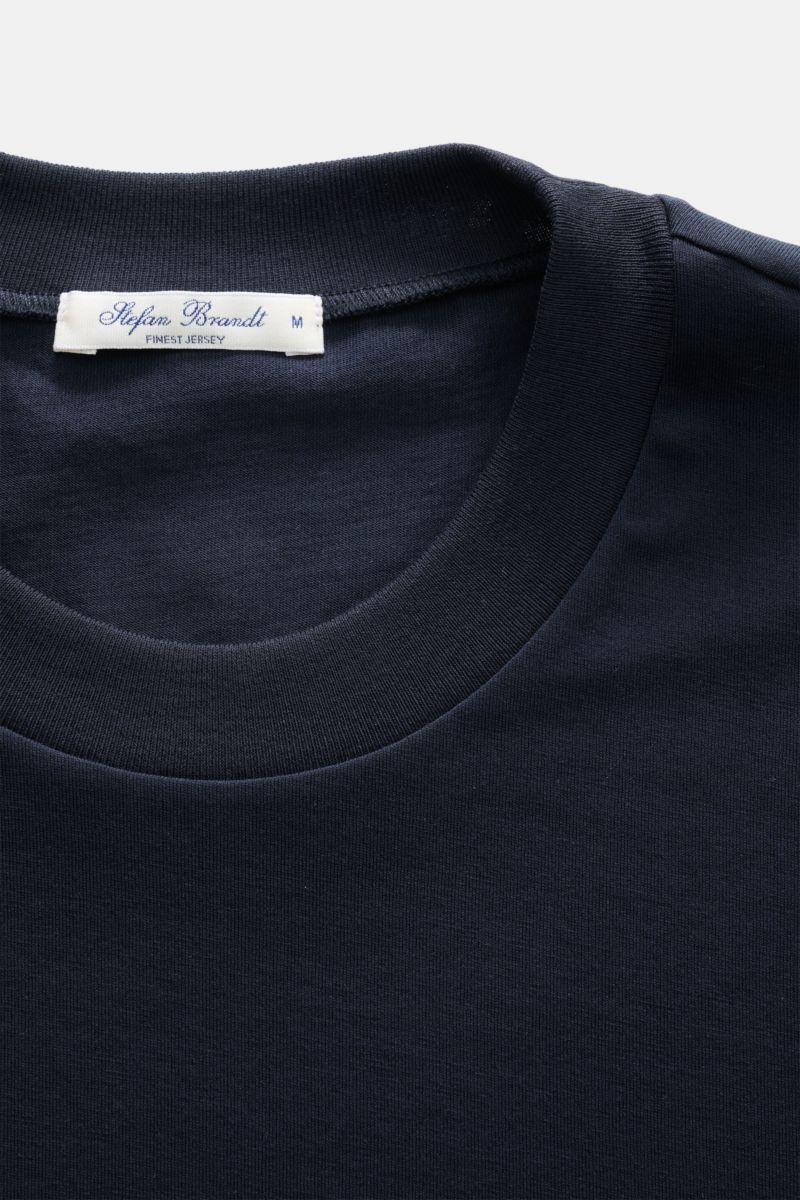 Close-up top view of the Stefan Brandt Rundhals-T-Shirt 'Eli' navy showing the round neckline and label. Jersey in seiner feinsten Qualität: Mit seinem Expertenwissen über Materialien schafft STEFAN BRANDT das T-Shirt 'Eli' aus reiner 'Urpima Sea Island' 