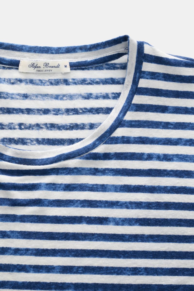 Nahaufnahme des Stefan Brandt Leinen Rundhals-T-Shirts blau/creme gestreift von oben, elastischer Leinen-Jersey mit weichem Griff.