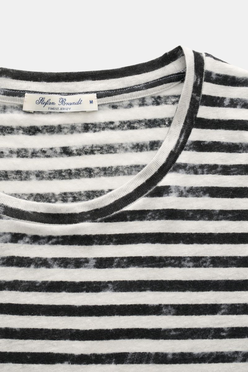 Stefan Brandt Leinen Rundhals-T-Shirt schwarz/offwhite gestreift, Detailaufnahme von oben, elastischer Leinen-Jersey, weicher Griff, klassische Streifen.