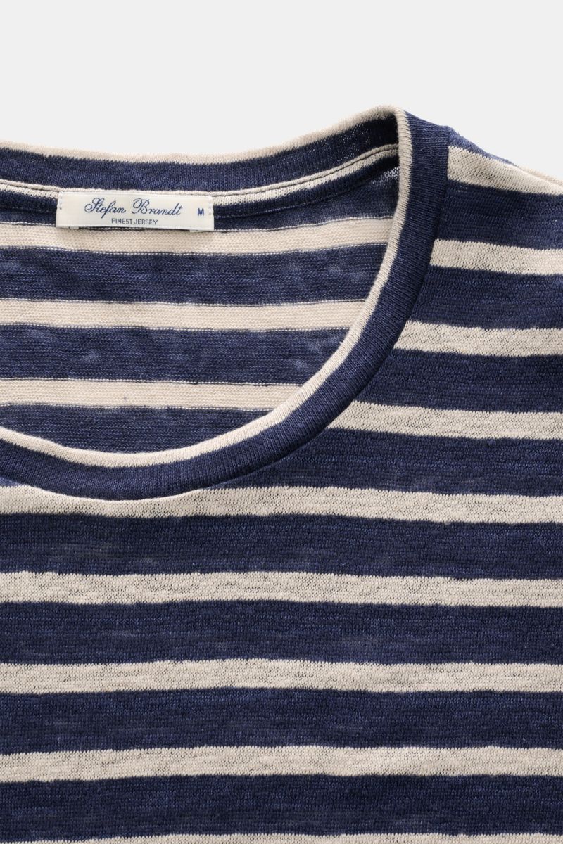 Stefan Brandt Leinen Rundhals-T-Shirt 'Enno' navy/sand gestreift, Slim Fit, reines Leinen, weicher Griff, leichte Qualität, Nahaufnahme von oben.