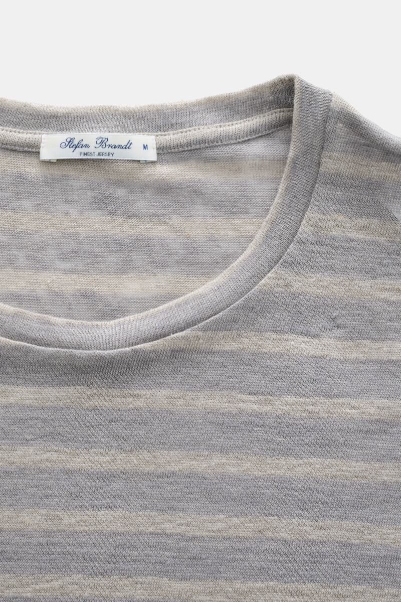 Close-up top view of Stefan Brandt Leinen Rundhals-T-Shirt 'Enno' grau/sand gestreift, a slim fit, soft, lightweight pure linen shirt with round neckline and material-typical texture. Sommerliche Leichtigkeit in ihrer edelsten Form: Das Rundhals-T-Shirt '
