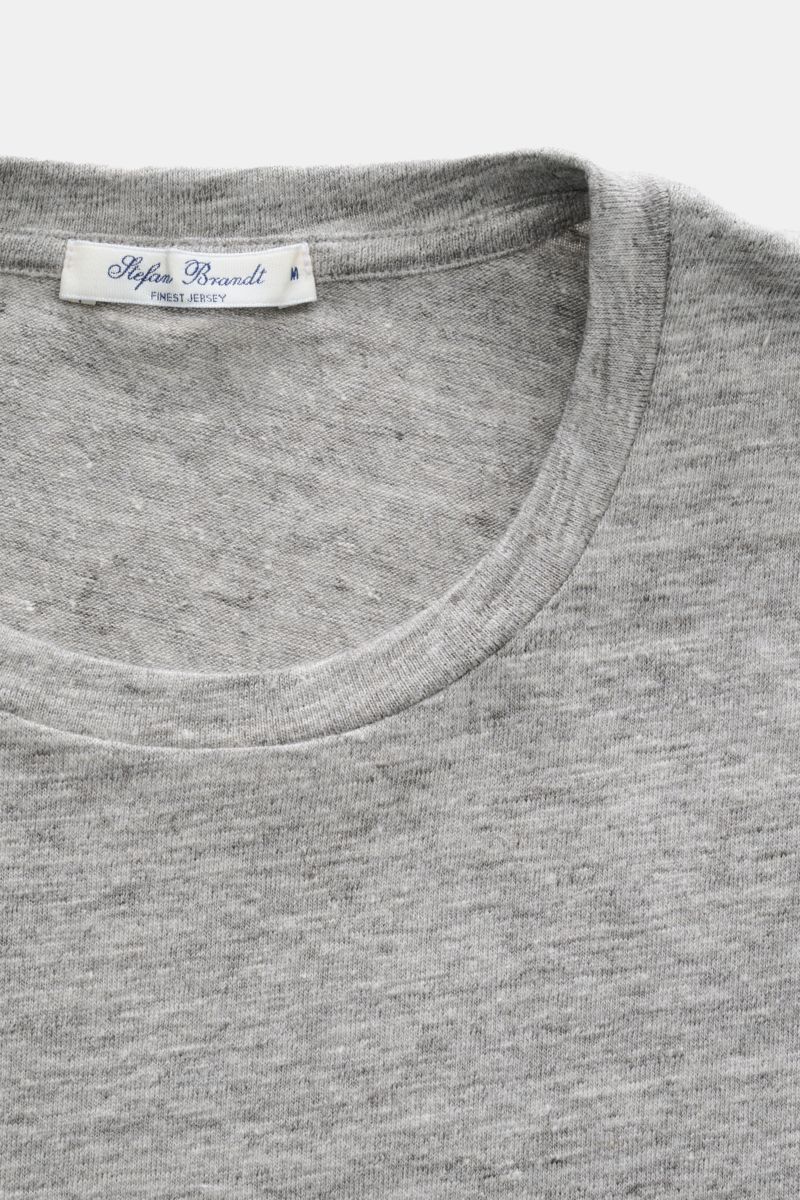 Close-up front view of the Stefan Brandt Leinen Rundhals-T-Shirt 'Enno' grau meliert, showcasing its round neckline and fine linen texture.

Description: Sommerliche Leichtigkeit in ihrer edelsten Form: Das Rundhals-T-Shirt 'Enno' von STEFAN BRANDT aus