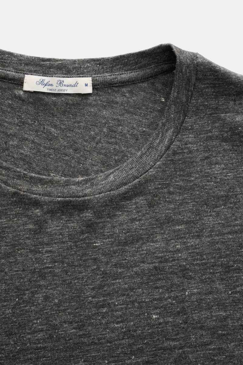 Stefan Brandt Leinen Rundhals-T-Shirt 'Enno' dunkelgrau meliert, Nahaufnahme von oben, leicht elastisches, weiches Leinen mit Slim Fit.