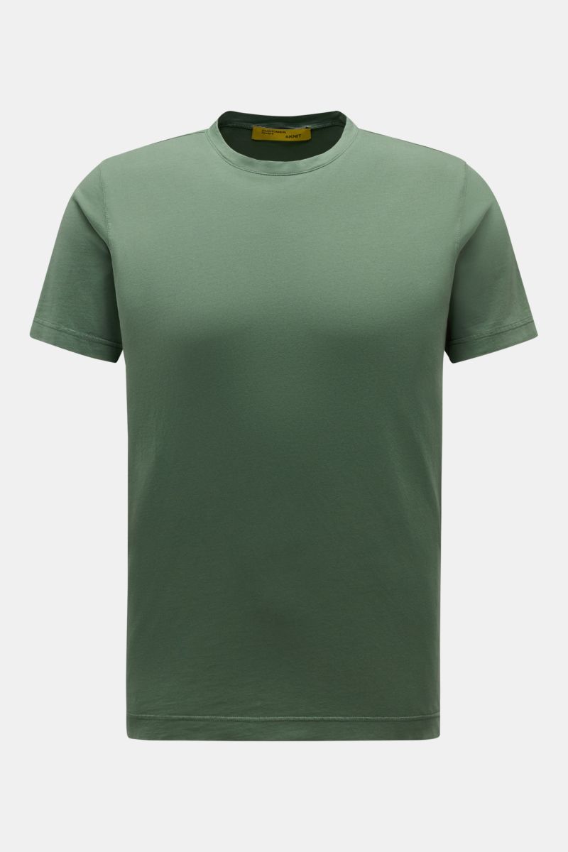 B.F. Knitwear Rundhals-T-Shirt grün, Slim Fit, reine Baumwolle, weicher Griff, kurze Saumschlitze, frontale Nahaufnahme, Rundhalsausschnitt.
