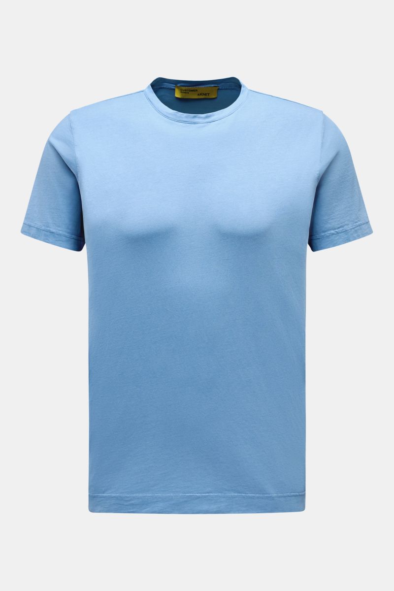 Front view of B.F. Knitwear Crew neck T-shirt smoky blue, made of pure cotton with a soft feel, slim fit, crew neck, and short hem vents. 

Description: A high-quality basic for the spring and summer season: This T-shirt by B.F. KNITWEAR is made of pur